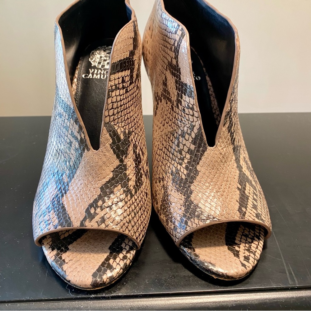 Vince Camuto Andrita Snakeskin Plunge Cut Stacked Heel Booties Size 8.5 - Picture 4 of 13